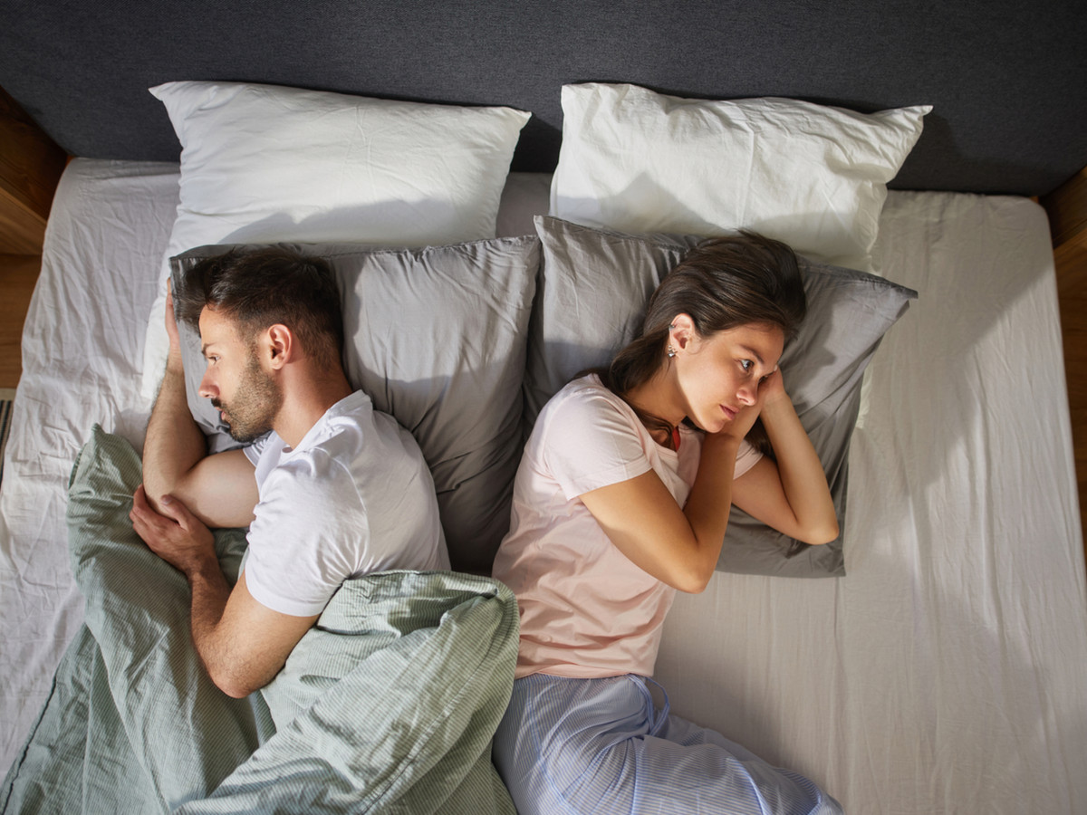 Zwei Menschen mit spürbarer Distanz als Motiv für Beziehungsarbeit