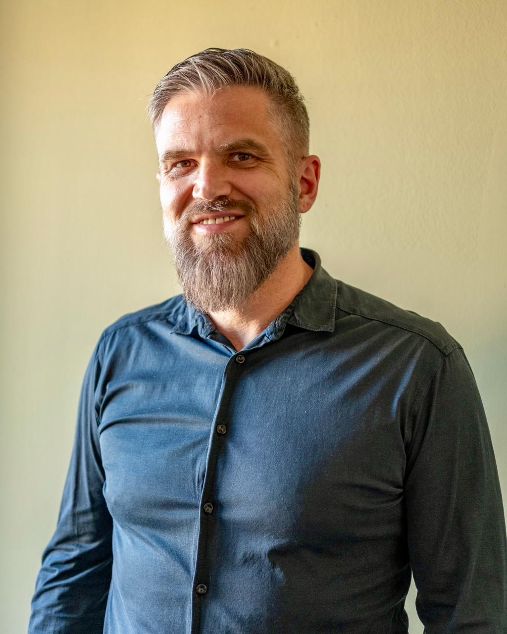 Porträt von Torsten Machold im Außenraum