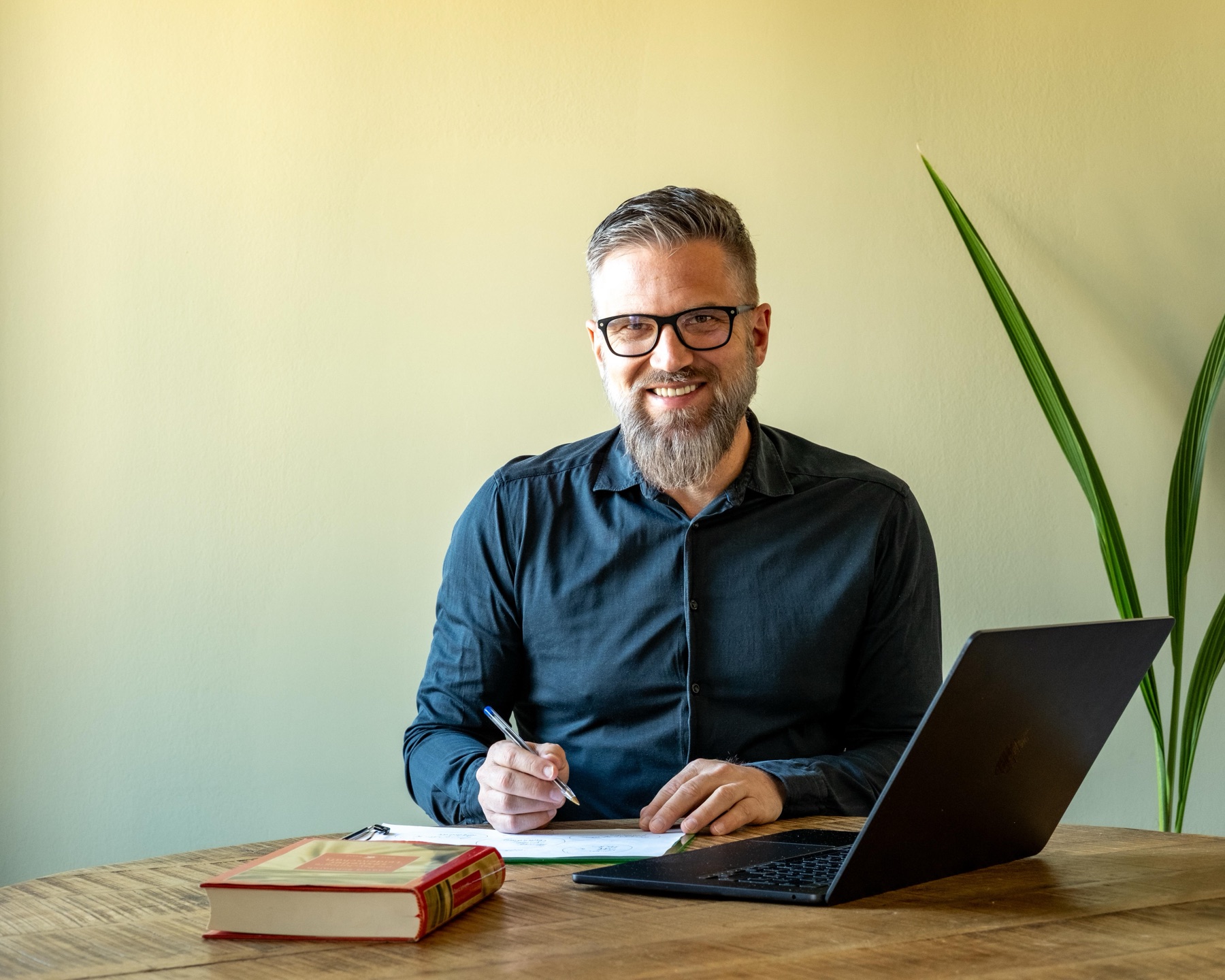 Torsten Machold beim Schreiben in der Praxis für Paartherapie in Berlin